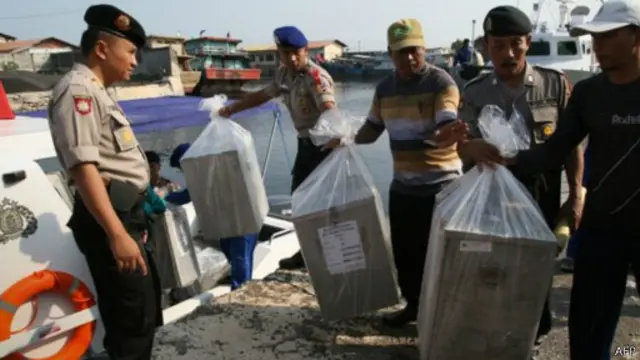 نقلت صناديق الاقتراع بزوارق سريعة إلى الجزر النائية وأرسلت بمروحيات إلى القرى النائية