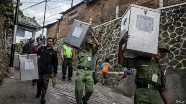 تمثل الانتخابات الرئاسية في إندونيسيا، التي تجرى في أنحاء مئات الجزر، تحديا لوجيسيتا كبيرا