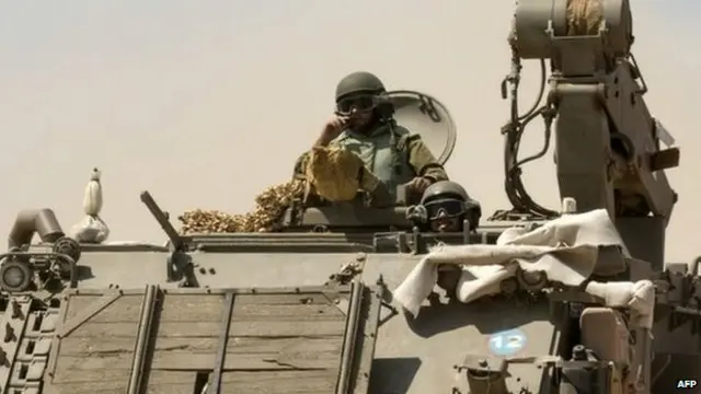 Soldados israelíes en vehículo militar cerca de la Franja de Gaza