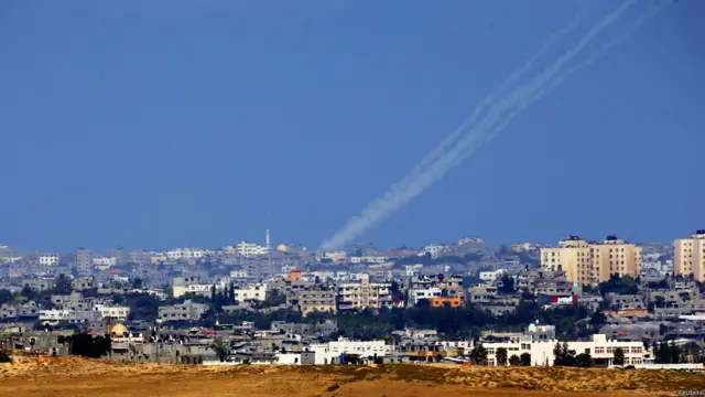 دخان صواريخ أطلقت من غزة باتجاه إسرائيل.