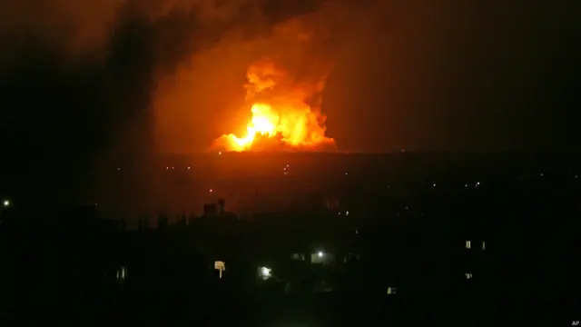 حريق بعد غارة جوية إسرائيلية على مخيم رفح للاجئين جنوبي قطاع غزة.