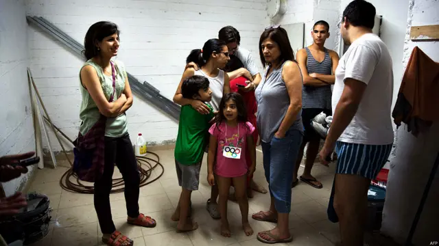 اسرائيليون يحتمون داخل ملجأ في القدس خلال هجمات بالصواريخ اطلقت من قطاع غزة.
