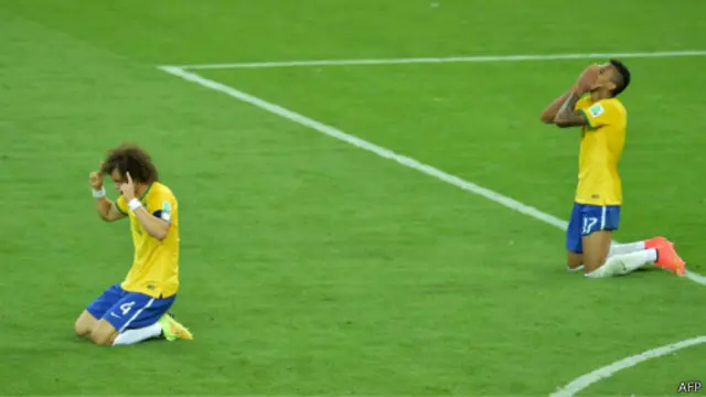 Футболисты на коленях