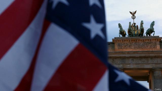 Флаг США на фоне Бранденбургских ворот