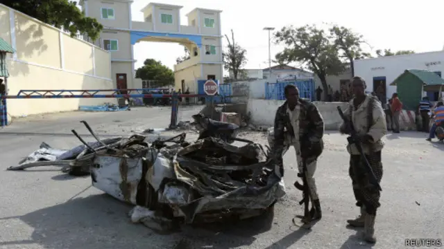 أحد المهاجمين فجر نفسه في سيارة عند بوابة القصر