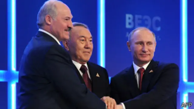 Владимир Путин, Александр Лукашенко и Нурсултан Назарбаев жмут руки в Астане 29 мая 2014 года