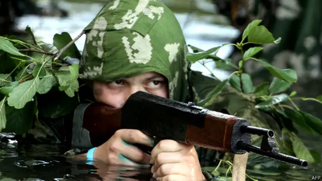 Белорусский подросток в маскхалате времен Второй мировой войны 6 июля 2014 года