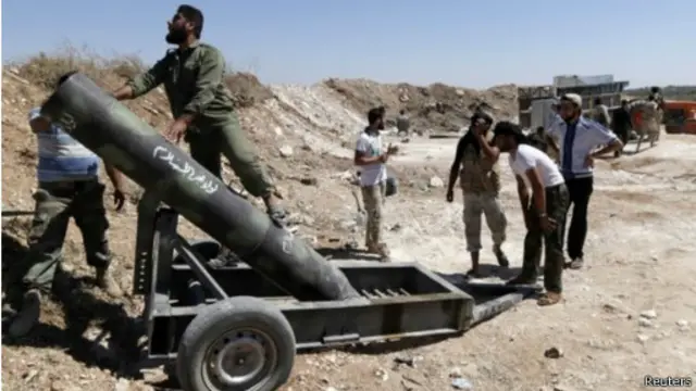 يرفض مقاتلو التنظيمات الإسلامية المتشددة، والذين يهيمنون على المعارضة، الاعتراف بقيادة الائتلاف في المنفى