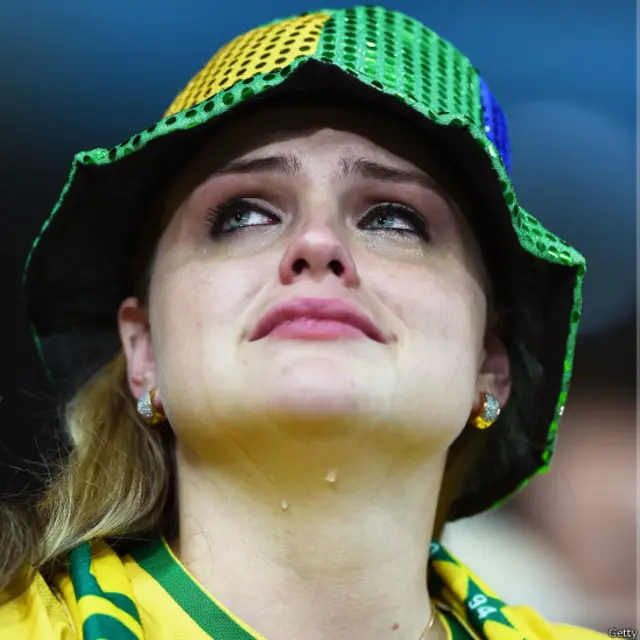 جرمنی کی ٹیم نے ابتدائی دس منٹوں میں کامیاب دفاع کے بعد برازیلی ہاف میں پہنچ کر اوپر تلے گول کر کے برازیلی تماشائیوں کو رلا دیا۔