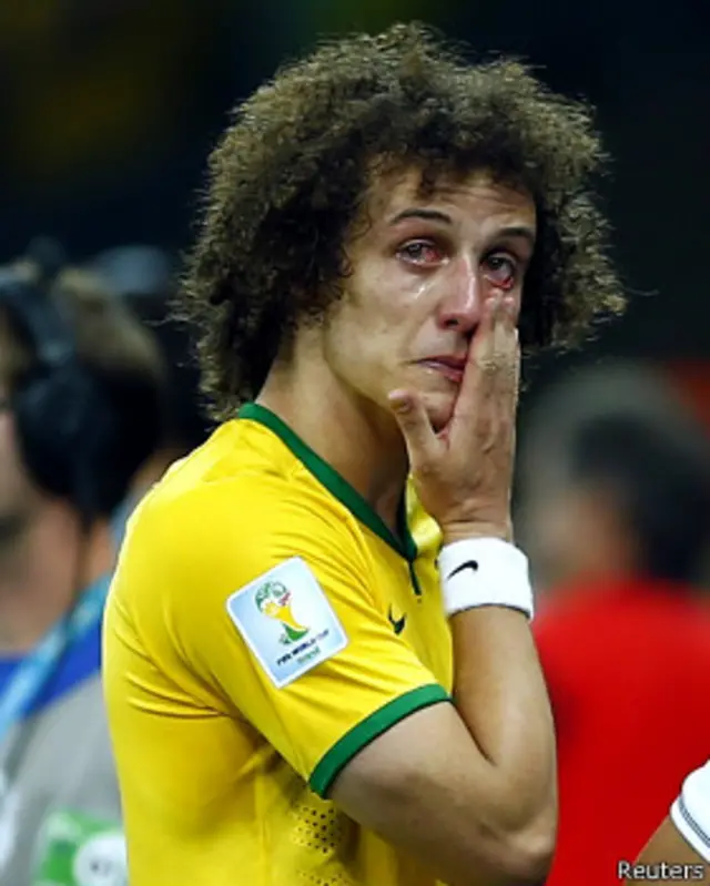 دافيد لويز يكفكف دموعه بعد المباراة