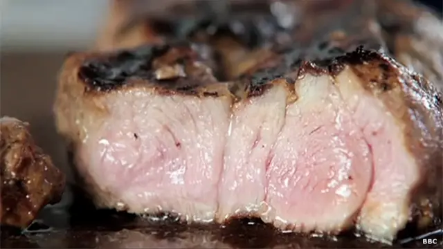 En contraste, después del mismo tiempo en la sartén, el trozo que se benefició del efecto de la papaya y la piña está perfectamente hecho.