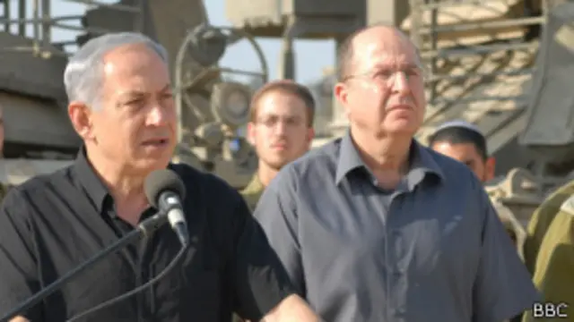 Биньямин Нетаньяху и Моше Яалон в ноябре 2013 года