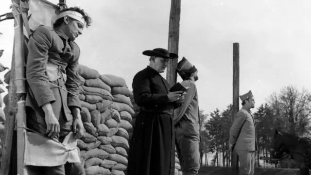 صحنه اعدام سربازان "خائن" در فیلم "راه‌های افتخار" ساخته استنلی کوبریک