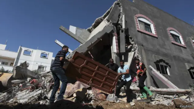 الداخلية الفلسطينية تقول إن الجيش الإسرائيلي "دمر 55 منزلا على روؤس ساكنيها".