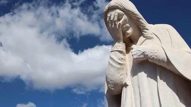 Foto hasil rekayasa ini menunjukan patung Yesus di Rio malu.