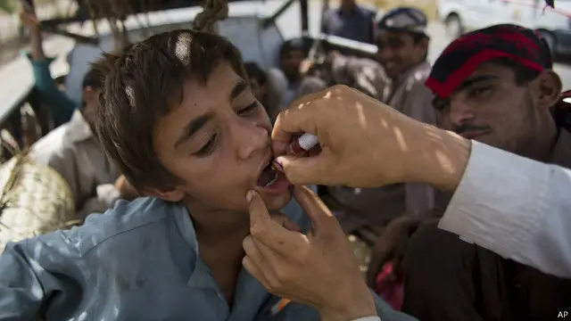 بنوں میں ایک بچے کو پولیو ویکسین کے قطرے پلائے جا رہے ہیں