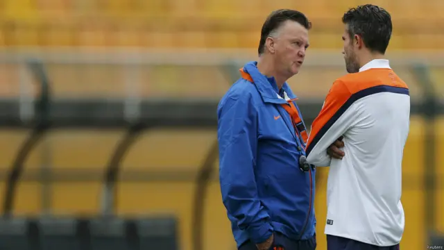 ¿Jugará? Louis van Gaal conversa con su capitán y figura Robie van Persie, quien ha sufrido de problemas estomacales en los días previos a la semifinal.