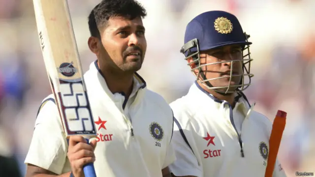 मुरली विजय और महेंद्र सिंह धोनी