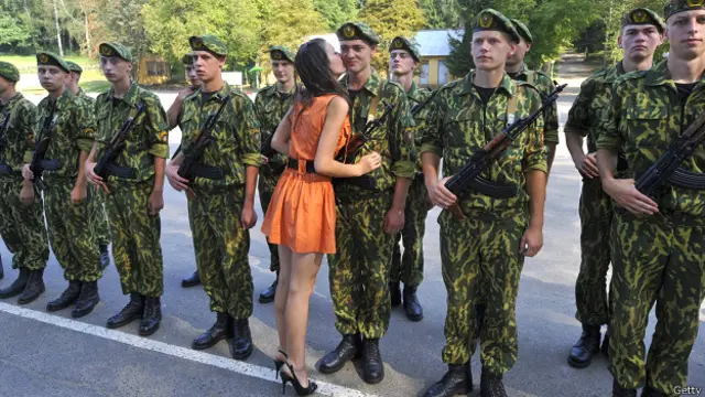 Девушка целует новобранца белорусской армии 14 августа 2010 года