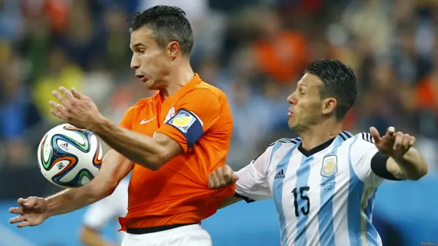 Van Persie y Demichelis pelean por el balón.
