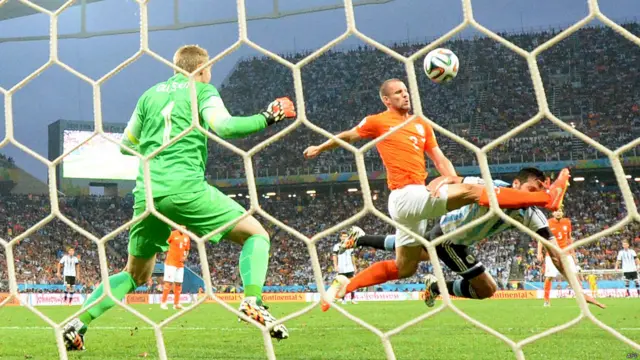 Garay lo tuvo de cabeza pero se le fue por arriba.