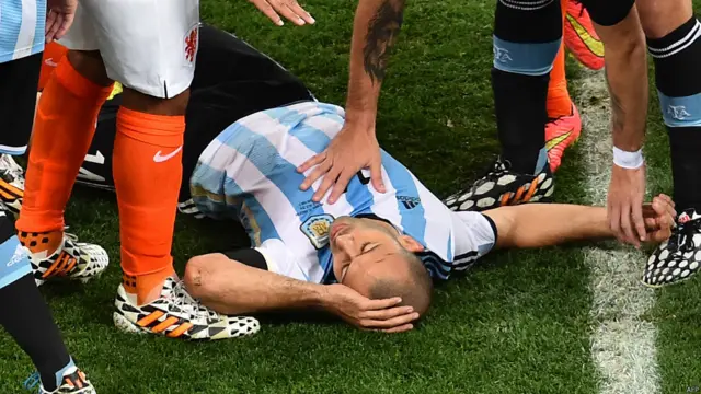 Choque de cabeza de Mascherano y Wijnaldum. El argentino se llevó la peor parte.