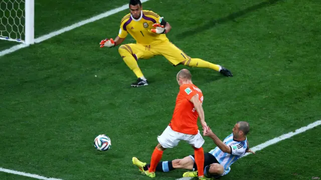 Tremendo cierre de Mascherano frente a Robben.