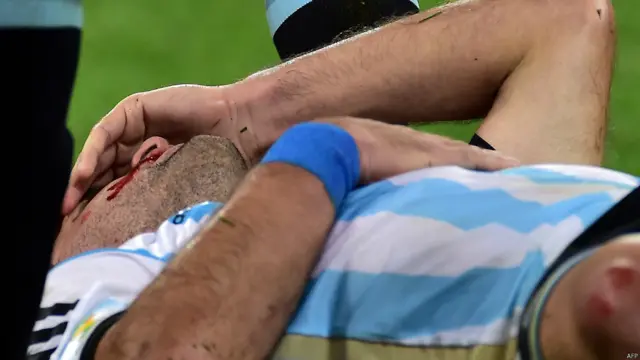 Duro choque entre Kuyt y Zabaleta.