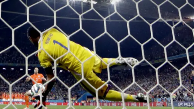 روميرو يصد أول ركلة ترجيح لهولندا من رون فلار