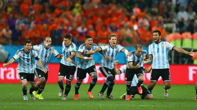 Este momento. Entró el penal de Maxi Rodríguez...y a festejar.