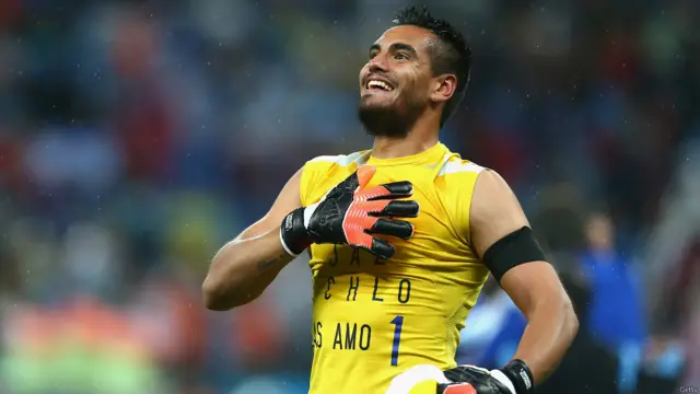 Sergio Romero. Casi no la tuvo que tocar durante el partido, pero en los penaltis: HÉROE. Dos paradas para llevar a Argentina a la final.