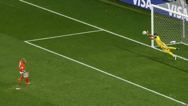 Falla Sneijder. Para Romero. Tras empatar 0-0, Argentina derrotó a Holanda en los penaltis y jugará con Alemania en la final en Maracaná.