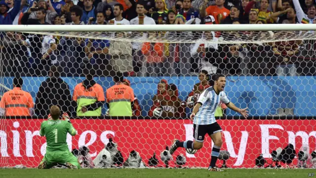 Babak adu penalti dimenangkan Argentina dengan skor 4-2.