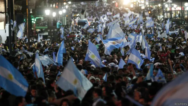 Comemoração dos torcedores argentinos em Buenos Aires (Reuters)