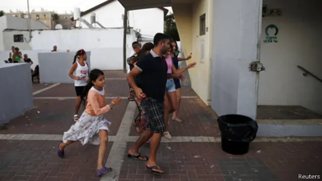 اسرائیلیان د توغندي تر برید وروسته پناه ځایونو ته لېږدي