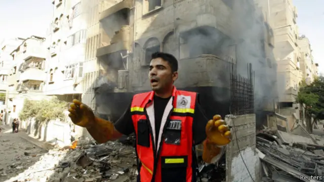 الهلع يصيب السكان وعمال الإنقاذ عند سماع هدير الطائرات الحربية.