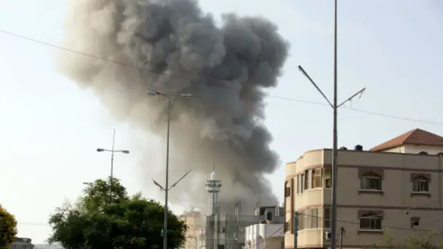 إسرائيل تقول إنها تستهدف قادة حماس ومنشآتها ومستودعات الأسلحة.