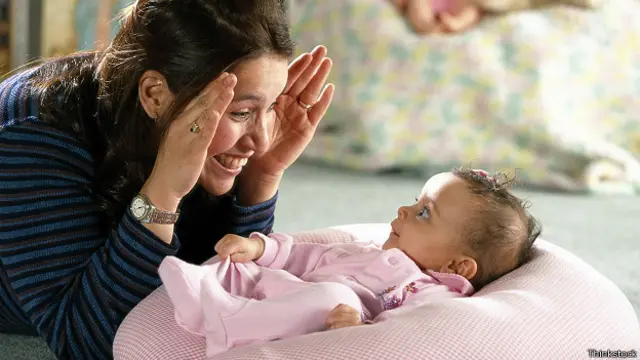 Мать играет с младенцем