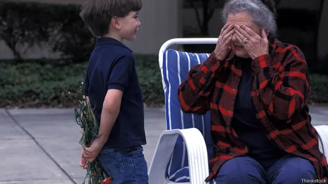 Мальчик с цветами и бабушка