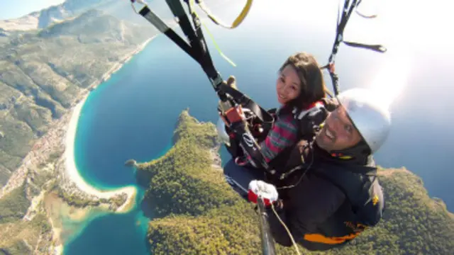  在费特希耶，乘坐世界第一的滑翔伞，欣赏海天交界蜿蜒曲折的海岸线