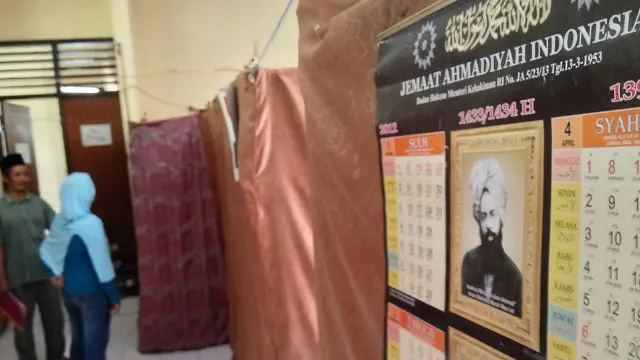 Keberadaan komunitas Ahmadiyah di Sungailiat, Bangka, mendapat penolakan dari warga setempat.