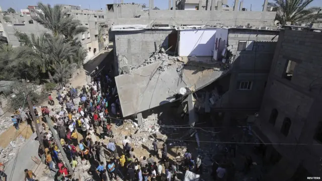 Bir İsrail Ordu Sözcüsü Han Yunus'taki saldırının "bir trajedi olduğunu ve bunu amaçlamadıklarını" söylerken, insanların telefonla yapılan uyarının ardından çok erken binaya döndüğünü savundu.