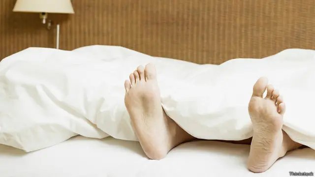 Ноги торчат из-под одеяла