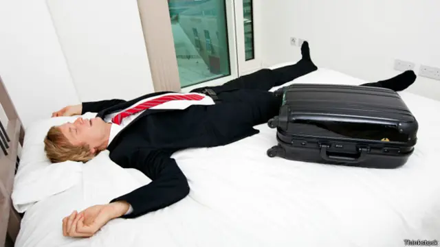 Бизнесмен с чемоданом в постели