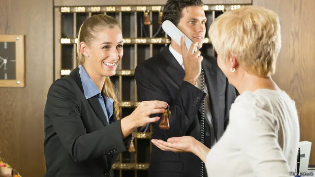 Вручение ключа от номера в гостинице