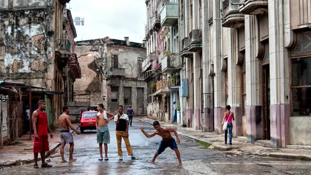 Niños jugando en la calle