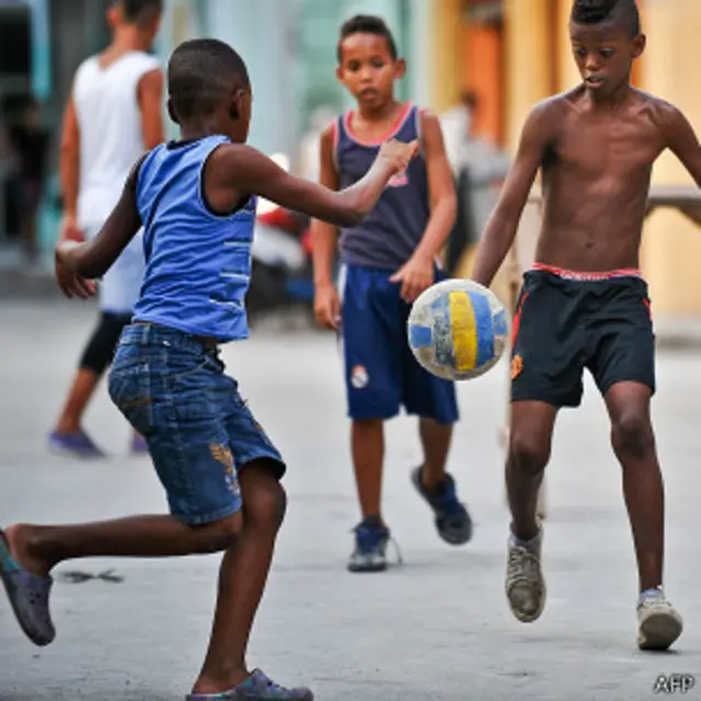 Niños jugando al fútbol