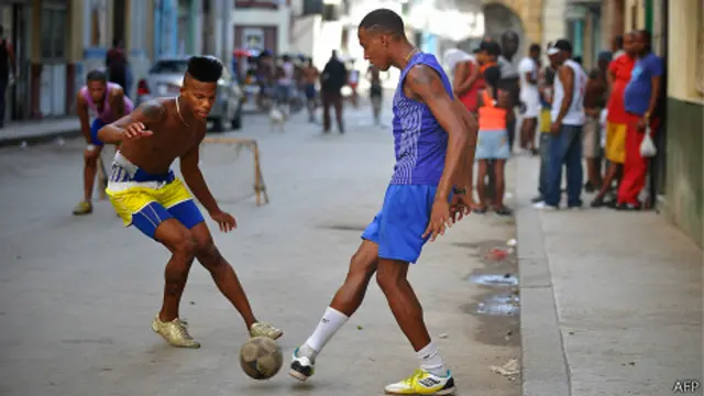 Fútbol en las calles de la Habana