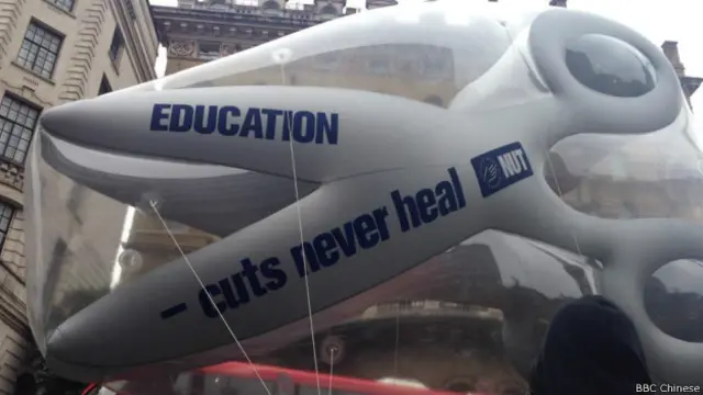 伦敦内阁办公室发言人称，参与罢工的人员少于9万人，为英国公务员总数的五分之一。但参与组织此次罢工的社会主义工人党对BBC中文网记者称，参与人数为140万人。