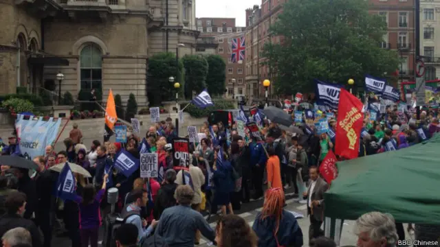 工会领袖表示，在伦敦的这场游行进行同时，还有超过50场游行会在英格兰和苏格兰发生。同时，英格兰与苏格兰的一些机构中也会有一些抗议活动。